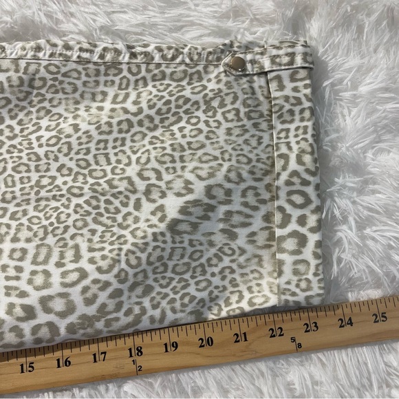 Chico’s Womens Cropped Animal Print Cargo Pants Size US XL 16 Pockets - Picture 8 of 9